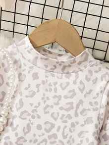 SHEIN Elladie kids (少女) 淺豹紋長袖喇叭褲 2件套，上衣：淺豹紋圓領長袖；下裝：配套豹紋喇叭長褲。適合春季/秋季，時尚精緻，完美適用於日常上學、姐妹聚會、戶外拍照、拜訪親友、郊外出遊 - 卡其色 - 查看 7