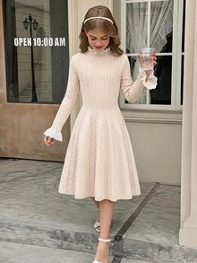 SHEIN Tween女孩童裝秋冬休閒優雅復古學院風米色針織提花荷葉邊修腰長袖長洋裝，針織洋裝，適合秋冬疊穿、開學季、秋冬外出、日常穿著 - 米色 - 查看 3