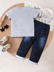 SHEIN [Denim Effect] 男童 4-7 歲夏季休閒圓領短袖字母印花上衣與牛仔效果長褲套裝，舒適版型，適合戶外玩耍與花童穿著 - 灰色 - 查看 3