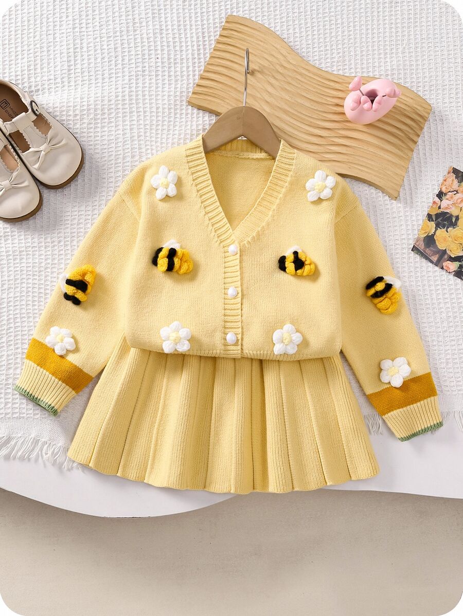 SHEIN Playful Pals 年轻女孩休闲、时尚又可爱的黄色开衫，饰有花朵和蜜蜂图案，搭配针织百褶裙两件套，柔软舒适，适合日常、各种场合和旅行。 - 黃色 - 查看 1