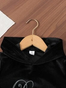 女童黑色天鵝絨連帽兩件套，連帽長袖短版衛衣，飾有水鑽字母印花與亮片點綴，簡約甜美，搭配同材質黑色喇叭褲，適合春季/秋季/初冬日常穿著與聚會的完整套裝 - 黑色 - 查看 5