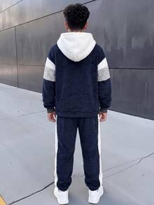 SHEIN 2件組兒童青少年男孩休閒抓絨布拼接衛衣與運動褲套裝，適合秋冬、家庭聚會、返校、運動、玩耍、生日派對、度假、節日 - 藏蓝色 - 查看 5