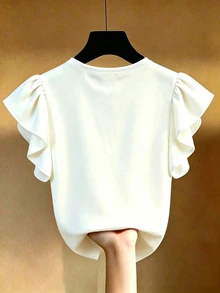 SHEIN Franclia [印花設計] 白色 T 恤，親膚彈性面料製成，穿著舒適。圓領配對比飾邊，簡約而精緻；荷葉袖設計增添溫柔青春感，營造浪漫氛圍。修身剪裁貼合身形，勾勒曲線，適合日常通勤或休閒約會，打造清新溫柔造型 - 彩色 - 查看 6