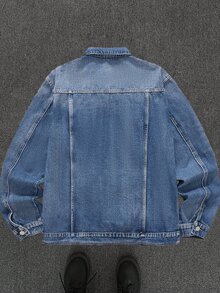 Manfinity EMRG Chaqueta suelta de mezclilla azul medio con graffiti de calle para hombre - Azul lavado medio - Ver 2