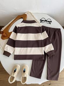 SHEIN Playful Pals 2件組小男孩套裝，兒童針織舒適長袖 Polo 2合1衛衣，時尚帥氣小童中童胸前印花小眾設計上衣，搭配卡其色休閒長褲，彈性腰頭設計，寬鬆版型，適合秋季度假、上學、日常外出等場合 - 咖啡 - 查看 3