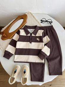 SHEIN Playful Pals 2件組小男孩套裝，兒童針織舒適長袖 Polo 2合1衛衣，時尚帥氣小童中童胸前印花小眾設計上衣，搭配卡其色休閒長褲，彈性腰頭設計，寬鬆版型，適合秋季度假、上學、日常外出等場合 - 咖啡 - 查看 1