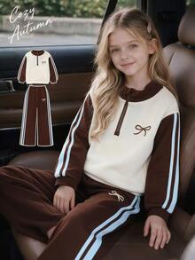SHEIN Playful Pals 女童秋冬新款抓絨內裡運動衫套裝，半拉鍊立領運動衫，奶油色與深棕色，胸前棕色蝴蝶結印花，袖側淺藍色條紋織帶，搭配深棕色寬腿運動長褲，正面白色蝴蝶結印花與藍色條紋，韓系復古風，適合日常穿著、上學與外出 - 彩色 - 查看 1