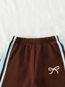 SHEIN Playful Pals 女童秋冬新款抓絨內裡運動衫套裝，半拉鍊立領運動衫，奶油色與深棕色，胸前棕色蝴蝶結印花，袖側淺藍色條紋織帶，搭配深棕色寬腿運動長褲，正面白色蝴蝶結印花與藍色條紋，韓系復古風，適合日常穿著、上學與外出 - 彩色 - 查看 5