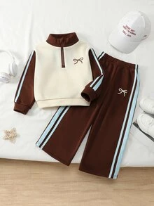 SHEIN Playful Pals 女童秋冬新款抓絨內裡運動衫套裝，半拉鍊立領運動衫，奶油色與深棕色，胸前棕色蝴蝶結印花，袖側淺藍色條紋織帶，搭配深棕色寬腿運動長褲，正面白色蝴蝶結印花與藍色條紋，韓系復古風，適合日常穿著、上學與外出 - 彩色 - 查看 8