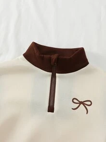 SHEIN Playful Pals 女童秋冬新款抓絨內裡運動衫套裝，半拉鍊立領運動衫，奶油色與深棕色，胸前棕色蝴蝶結印花，袖側淺藍色條紋織帶，搭配深棕色寬腿運動長褲，正面白色蝴蝶結印花與藍色條紋，韓系復古風，適合日常穿著、上學與外出 - 彩色 - 查看 4