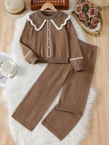 SHEIN Tween女孩針織毛衣套裝 溫柔百搭 耐穿 3D珍珠裝飾手工感 圓領 標準肩寬 荷葉領 棕色 長袖套頭毛衣上衣 + 寬鬆長褲 簡約優雅 柔軟舒適 適合日常穿著 秋冬 - 棕色 - 查看 3