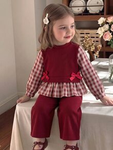 SHEIN Playful Pals طقم من قطعتين للبنات الرضع في الربيع/الخريف، ملابس علوية بأكمام طويلة بنقشة مربعات مع ديكور فيونكة + بنطلون واسع بلون موحد، قماش ناعم مضلع، ملابس لطيفة للعطلات للارتداء اليومي وحفلات عيد الميلاد وتصوير الأطفال - الأحمر - مشاهدة 1