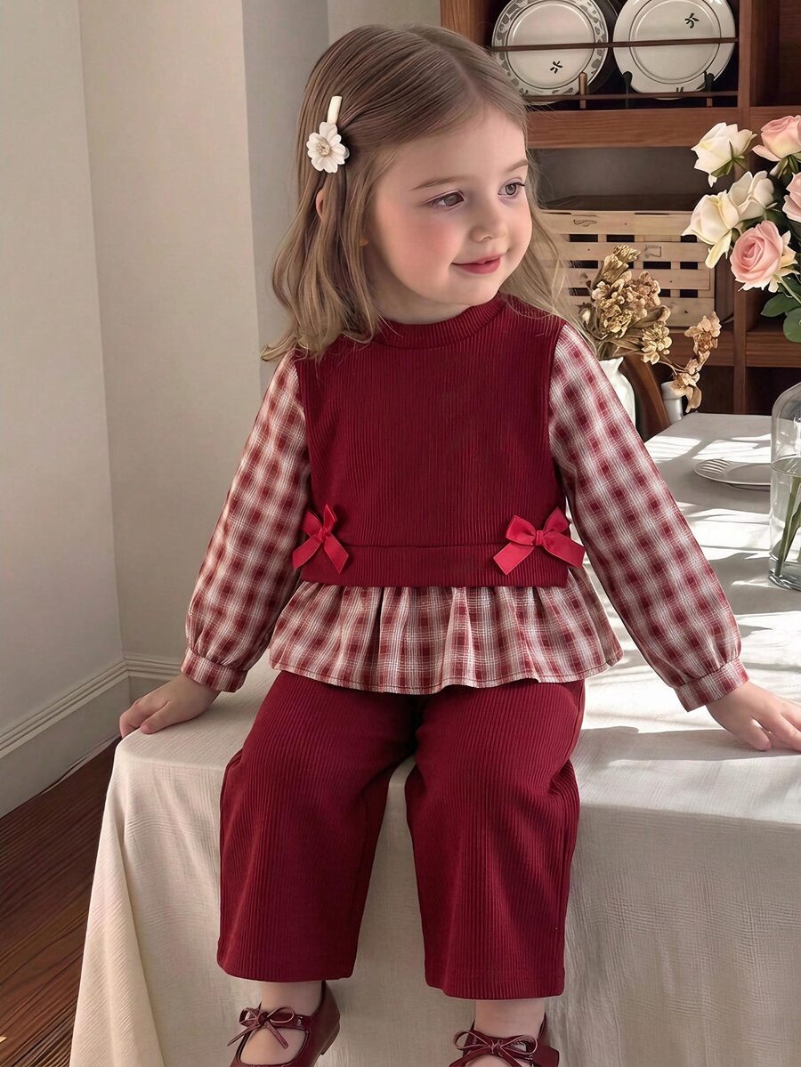 SHEIN Playful Pals طقم من قطعتين للبنات الرضع في الربيع/الخريف، ملابس علوية بأكمام طويلة بنقشة مربعات مع ديكور فيونكة + بنطلون واسع بلون موحد، قماش ناعم مضلع، ملابس لطيفة للعطلات للارتداء اليومي وحفلات عيد الميلاد وتصوير الأطفال - الأحمر - مشاهدة 1