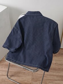 Manfinity Joysei 男士休闲街头风条纹刺绣蓝色牛仔短袖衬衫 - 深色水洗藍 - 查看 2