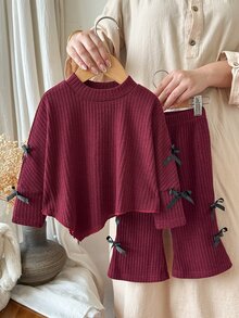 SHEIN Playful Pals 2件組幼女毛衣長褲套裝，甜美酒紅色羅紋設計，黑色蝴蝶結喇叭褲，長袖圓領，休閒款，冬季公主風舒適芭蕾造型 - 酒紅色 - 查看 3