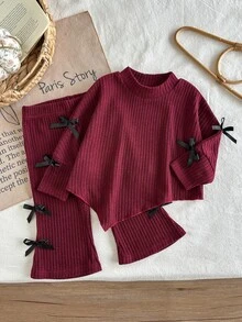 SHEIN Playful Pals 2件組幼女毛衣長褲套裝，甜美酒紅色羅紋設計，黑色蝴蝶結喇叭褲，長袖圓領，休閒款，冬季公主風舒適芭蕾造型 - 酒紅色 - 查看 4