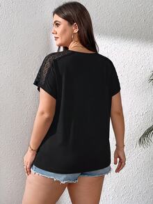 SHEIN Essnce تي شيرت نسائي مقاس كبير بلون موحد وأكمام قصيرة مع تطريز دانتيل وياقة على شكل حرف V - الأسود - مشاهدة 2
