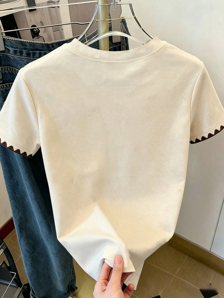 SHEIN [تصميم مطبوع] تي شيرت نسائي بياقة دائرية وحافة متباينة بنمط زهري كاجوال للاستخدام اليومي بأكمام قصيرة - متعدد الألوان - مشاهدة 2