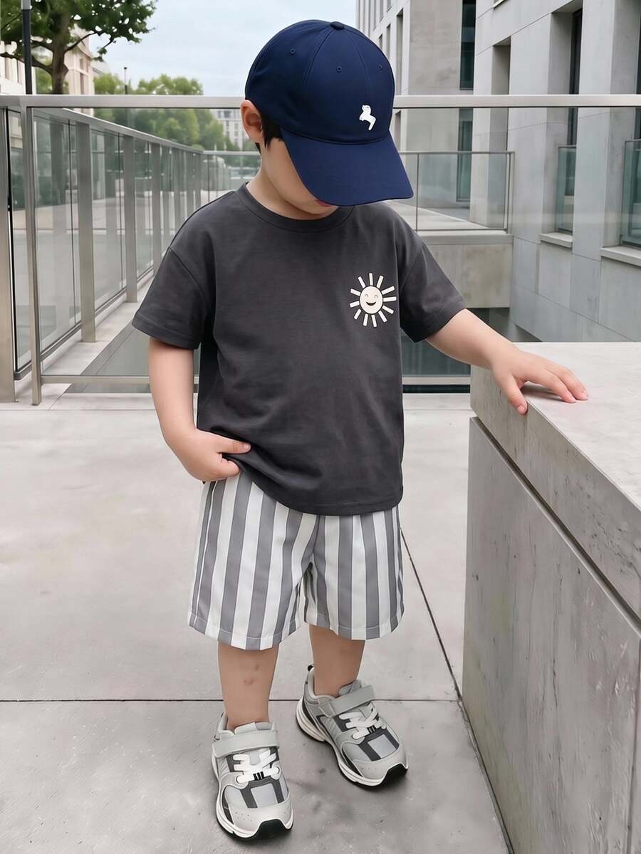 SHEIN 小男孩休閒寬鬆圖案印花圓領T恤與條紋印花短褲套裝，夏季戶外生日海灘玩耍日常穿著 白色