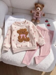 SHEIN Vintaside Kids 2件組女嬰褲裝套裝 可愛甜美 牛仔女孩風 粉色毛絨熊貼布 櫻桃印花 蝴蝶結 長袖圓領 生日派對 親子秋季套裝 - 粉色 - 查看 5