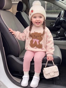 SHEIN Vintaside Kids 2件組女嬰褲裝套裝 可愛甜美 牛仔女孩風 粉色毛絨熊貼布 櫻桃印花 蝴蝶結 長袖圓領 生日派對 親子秋季套裝 - 粉色 - 查看 8