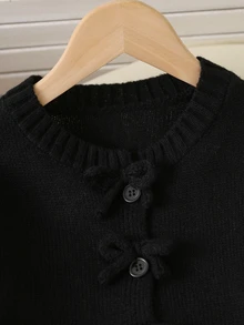 SHEIN 2件組女童幼兒針織套裝，極簡圓領黑色開襟設計搭配3D蝴蝶結裝飾，落肩長袖針織開襟衫配同款直筒針織長褲，柔軟舒適休閒可愛風，適中厚度，整齊下擺與緊口袖口，細緻質感，經典百搭，適合日常休閒穿著、上學、外出與旅行，秋冬套裝 - 黑色 - 查看 6