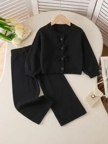 SHEIN 2件組女童幼兒針織套裝，極簡圓領黑色開襟設計搭配3D蝴蝶結裝飾，落肩長袖針織開襟衫配同款直筒針織長褲，柔軟舒適休閒可愛風，適中厚度，整齊下擺與緊口袖口，細緻質感，經典百搭，適合日常休閒穿著、上學、外出與旅行，秋冬套裝 - 黑色 - 查看 1
