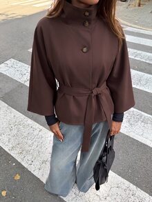 Aloruh 極簡通勤風棕色小立領披肩式風衣外套，附腰帶、長袖、短版女款夾克 - 紫紅色 - 查看 6