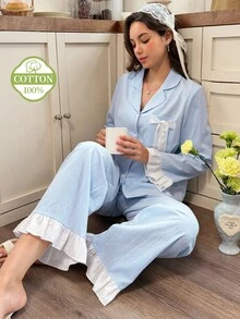 Snug Reverie طقم بيجامة نسائي رومانسي منعش من القطن 100% لفصلي الربيع والخريف، كارديجان بأزرار مع كشكشة وأكمام طويلة وقمة وبنطال بجيوب، ملابس منزلية من قطعتين - أزرق فاتح اللون - مشاهدة 1