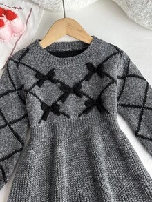 SHEIN 1件女童針織洋裝，簡約百搭圓領拼色菱格紋理，收腰A字百褶下擺，3D蝴蝶結裝飾，可愛甜美風，適中厚度，整齊下擺，貼身袖口，柔軟親膚，穿脫方便，適合日常穿著、上學、外出，適用秋冬 - 灰色 - 查看 9