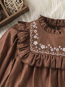 Emery Rose Kids 少女編織素色立領荷葉邊刺繡休閒洋裝 - 卡其色 - 查看 8