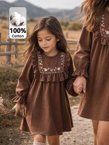 Emery Rose Kids 少女編織素色立領荷葉邊刺繡休閒洋裝 - 卡其色 - 查看 1