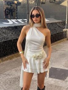 SHEIN ICON 性感浪漫不對稱掛脖 3D 花朵裝飾迷你洋裝 夜店派對米白色夏季款 - 米色 - 查看 1
