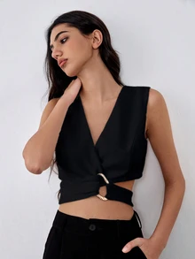 SHEIN LUNE 不对称扭结前裹白色衬衫，扭结金属点缀白色短款女式上衣 - 黑色 - 查看 4