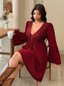 SHEIN Frenchy Gaun Elegan Wanita Ukuran Plus dengan Lengan Lonceng Berenda Kontras dan Ikatan di Depan - Merah - View 6