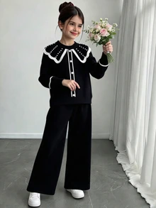 少女黑色毛衣套装 - 甜美风格，饰有厚重荷叶边领、宽翻领和3D珍珠点缀。宽松百搭的优雅针织两件套（长袖开衫+长裤），设计温柔时尚。适合日常穿着、节日庆典、外出、旅行、度假、居家穿着以及返校造型，细节丰富，百搭实用。 - 黑色 - 查看 1
