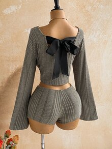 Soleia Set Kaos Crop Top dan Celana Pendek dengan Desain Ikat Belakang dan Bahu Longgar yang Kontras - Hijau - View 8