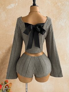 Soleia Set Kaos Crop Top dan Celana Pendek dengan Desain Ikat Belakang dan Bahu Longgar yang Kontras - Hijau - View 1