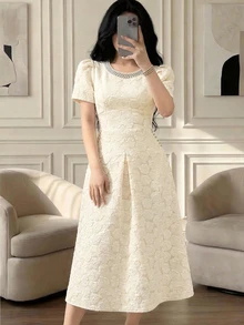 Feyla 女款花卉提花水鑽設計圓領短澎澎袖優雅中長洋裝 - 杏色 - 查看 5