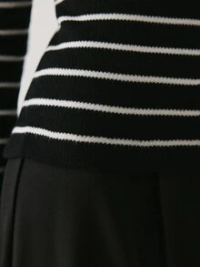 YARNWELL ملابس علوية نسائية مخططة ضيقة من الصوف الناعم من الفيسكوز، قطعة أساسية للاستخدام اليومي والعمل والسفر - أبيض وأسود - مشاهدة 2