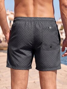 CoralVoy Pantalones cortos casuales de playa para hombre con estampado integral, bolsillos inclinados y cintura con cordón, para vacaciones - Negro - Ver 2