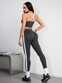 Dewbera Dewbera Set Olahraga Wanita Tanpa Jahitan, Terbuat dari Kamisol dan Legging dengan Garis Samping dan Elastis Tinggi - Grey - View 2