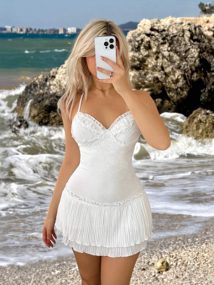 Sweetina Vestido mini halter de corte slim con aplicaciones de encaje y plisados - Blanco - Añade 7