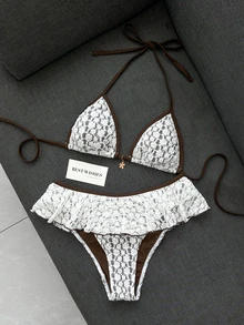 SHEIN Swim 女款夏季海灘極簡優雅浪漫休閒度假性感甜美可愛時尚泳衣套裝，白色紋理提花布料配棕色對比飾邊，掛脖比基尼三角上衣，2合1荷葉邊迷你裙下裝，金屬花朵吊墜裝飾，適合海灘、度假村、音樂節、蜜月旅行與休閒度假 - 彩色 - 查看 2