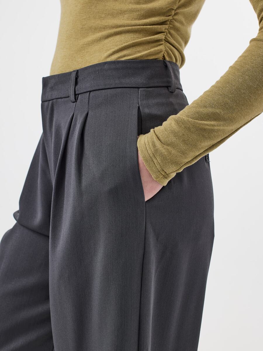 KÆRIA Hus Double-Pleat Wide-Leg Trousers - Soft-Touch Suiting - Gray - Tailo Pants Women Office Work Fall Business Casual Elegant - Grey - View 1