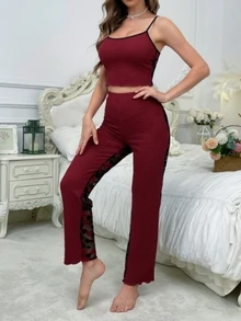 SHEIN 2件組撞色蕾絲透視露背性感細肩帶上衣與長褲睡衣套裝 - 酒紅色 - 查看 4