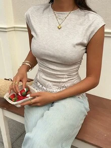 Serisse 女款優雅淺灰色夏季圓領短袖修身T恤，對比色蕾絲刺繡荷葉邊下擺上衣，百搭早午餐海灘上衣 - 杏色 - 查看 5