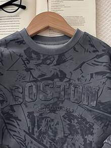 男童秋冬長袖慢跑褲 2 件套組，圓領上衣搭配 BOSTON 3D 壓紋字母與深色圖案慢跑褲，完美協調的低調戶外休閒套裝 - 彩色 - 查看 4