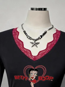 Attitoon Betty Boop x SHEIN 女款 Betty 對比蕾絲飾邊聯名印花 T 恤，適合外出、街頭穿搭、機場造型、時尚、返校季、Y2K、派對、海灘度假、假期，適用於秋冬 - 黑色 - 查看 7