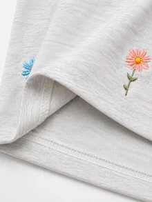 Resyla 【印花設計】女款 V 領對比飾邊花卉刺繡圖案休閒百搭日常穿著短袖 T 恤 - 彩色 - 查看 4
